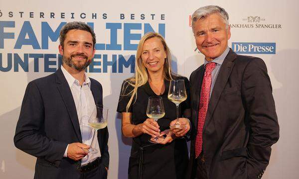 Südsteierer unter sich: Winzer Christoph Polz (l.), Ministerin Juliane Bogner-Strauss und Winzer Erich Polz