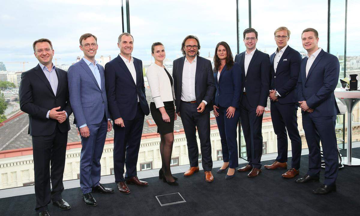 Die Hauptakteure des Abends vor der atemberaubenden Kulisse Wiens: Hofer-Generaldirektor Horst Leitner (3.v.li.), Hofer-Mitglied der Hauptgeschäftsführung Wolfgang Frisch (2.v.li.) und Keynote Speaker Peter Brandl (Mitte).