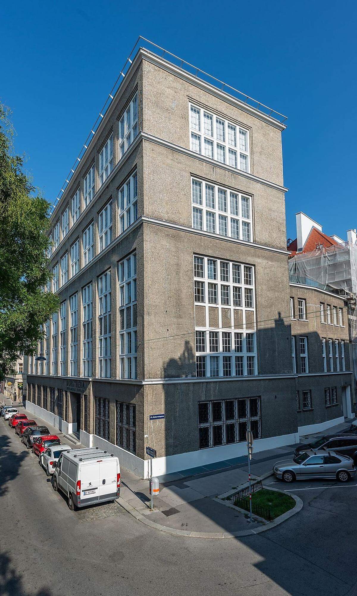 Das ehemalige Dorotheum (Bild) in der Schanzstraße im 15. Wiener Gemeindebezirk, das nun Büros für Start-Ups sowie ein Restaurant beherbergt,  erhielt den 3. Preis (Jäger GesmbH/ostertag Architects ZT GmbH). 
