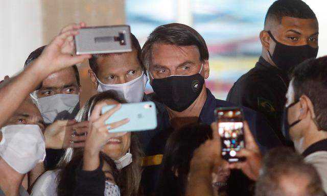 Jair Bolsonaro, an sich kein Freund des Mundschutzes, schürt mit seiner Politik die Spannungen.