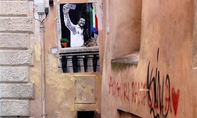 Der mächtige Matteo Salvini: Diese Wandmalerei in Rom zeigt Italiens Innenminister und Lega-Chef, der auf dem Balkon des Duce ein Selfie schießt.  