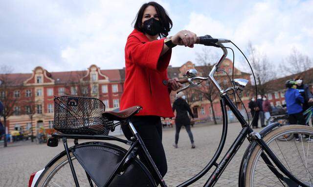 Kanzlerkandidatin Annalena Baerbock (B�ndnis 90/Die Gr�nen) verl�sst mit Fahrrad eine Kundgebung des DGB zum Tag der Arb