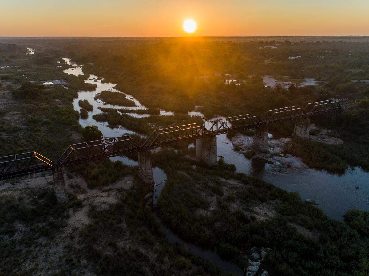 Die Selati Brücke, die 1912 gebaut wurde, hat eine lange Geschichte. Bereits in den 1920er-Jahren brachten Züge die ersten Gäste in den Krüger Nationalpark. Sie hielten damals eine Nacht lang genau dort an, wo das Kruger Shalati nun entstehen wird. 