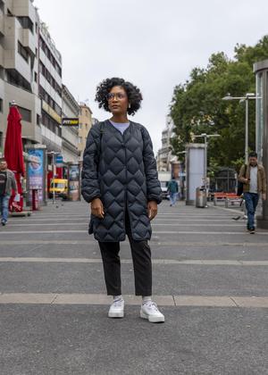 Anna Gaberscik in der von Geschäften und Restaurants gesäumten Favoritenstraße am Keplerplatz.