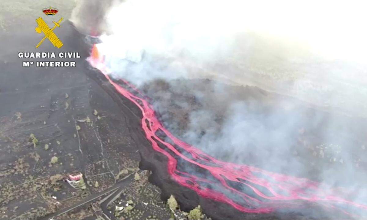 Das Institut für Meereskunde twitterte weiter, man könne das Vordringen der Lava bis zum Fuß der Klippe sehen.