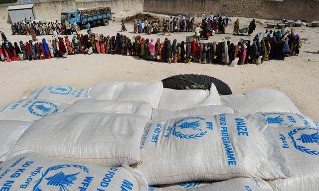 Ausgabe von Lebensmitteln durch das Welternährungs- programm WFP – hier in Somalia.