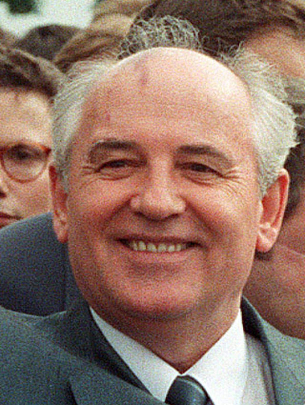 Der sowjetische Staats- und Parteichef Michail Gorbatschow trifft zu einem Besuch in Peking ein, der von den Protesten überschattet wird. Auf den protokollarischen Empfang vor der Großen Halle des Volkes muss das Regime verzichten.