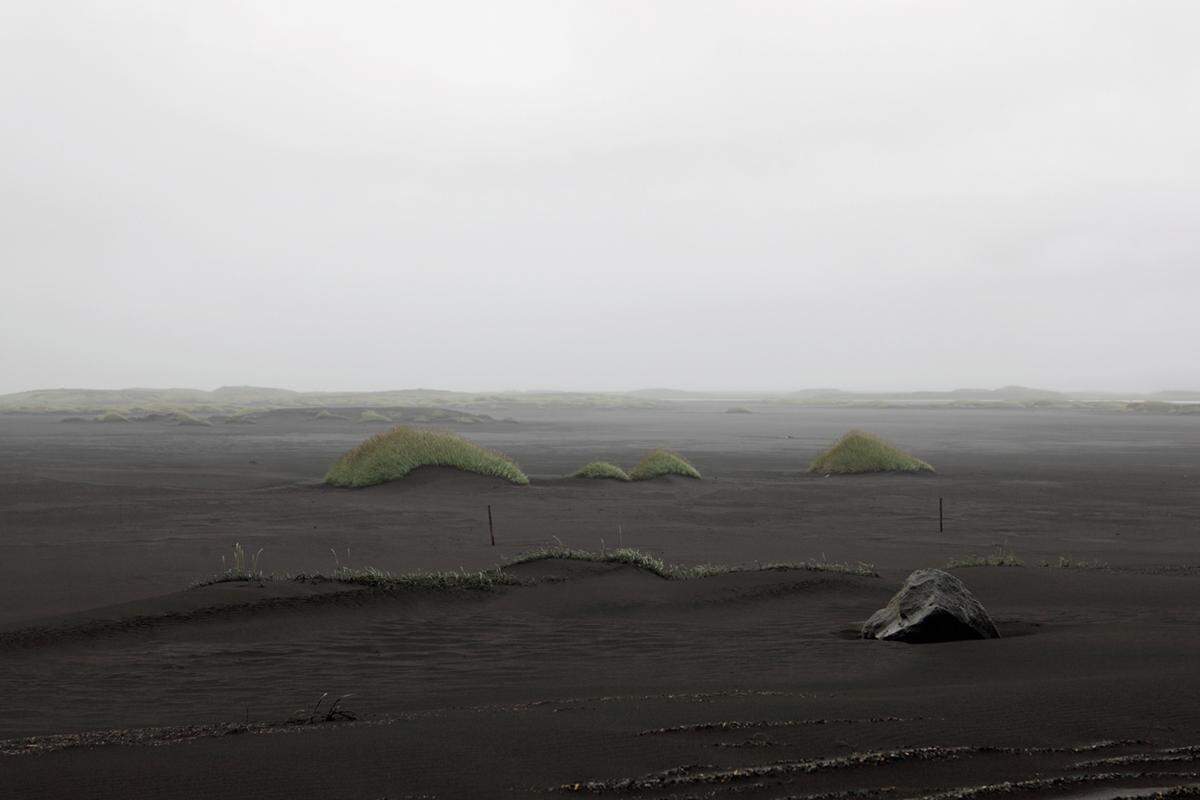 Island ist die größte Vulkaninsel der Erde, dementsprechend viele schwarze Strände ziehen sich die Küsten entlang. Bevor man seine Zehen aber in den dunklen Belag bohren kann, lernt man wahrscheinlich die Hauptstadt nahe des Flughafens von Keflavík kennen.Bilder: Philipp Splechtna, Text: Sabine Hottowy