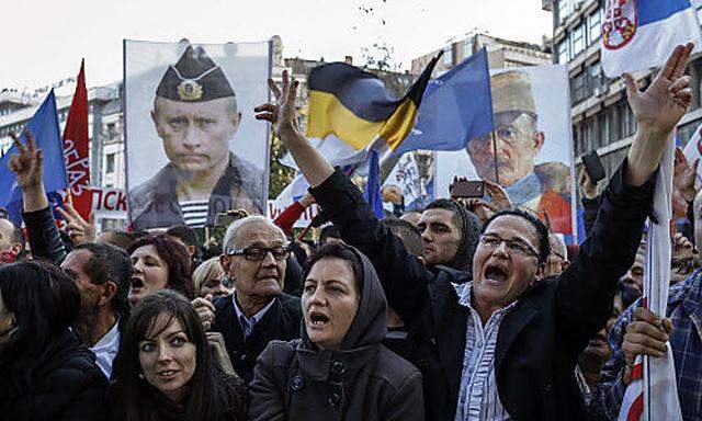 Demonstration in Belgrad mit einem Foto von Wladimir Putin