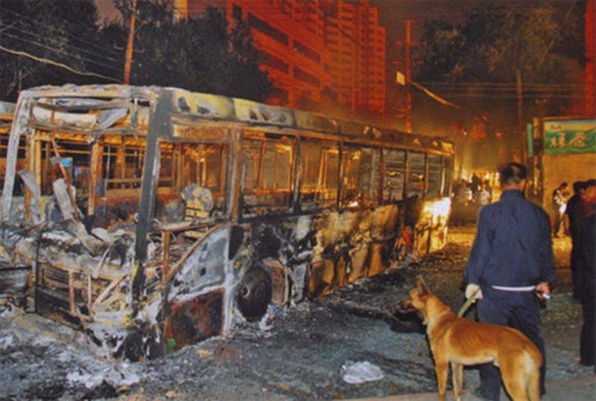Ein ausgebrannter Bus am Sonntag Abend - dieses Foto wurde erst verspätet veröffentlicht.