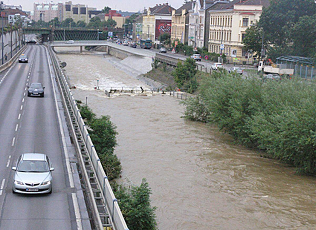 Im Osten Österreichs steigt die Hochwassergefahr, die Pegel der Flüsse steigen. Auch der Wien-Fluss in der Bundeshauptstadt führt Hochwasser. DiePresse.com machte sich ein Bild der Lage entlang des Flusses, der im Hochsommer sonst nur ein kleines Bächlein ist. TEXT UND BILDER VON GÜNTER FELBERMAYER