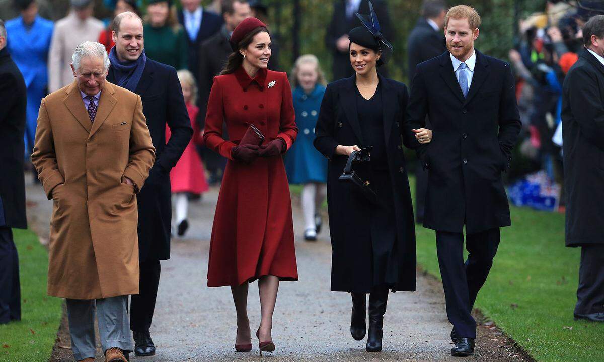 Friedliche Weihnachten - auch bei den britischen Royals. Nach hartnäckigen Streitgerüchten, wo nach dicke Luft zwischen Herzogin Meghan und Herzogin Kate herrsche, zeigen sich die Schwägerinnen mit ihren Ehemännern gut gelaunt am Weg zum traditionellen Weihnachtsgottesdienst in Sandringham. Während Kate auf weihnachtliches Rot setzt, gibt sich Meghan lieber bedeckt in dunklen Farben (Kaschmir-Mantel, schwarze Lederstiefel und „Powder Box“-Tasche, alles von Victoria Beckham, Lederhandschuhe von Club Monaco, „Vika Cocktail“-Pillbox-Hut von Awon Golding). Dazu dezentes Funkeln: Diamantohrringe und der Ring kommen von i+i Jewelry, die zarte Halskette von Schmuckdesignerin Jennifer Meyer.