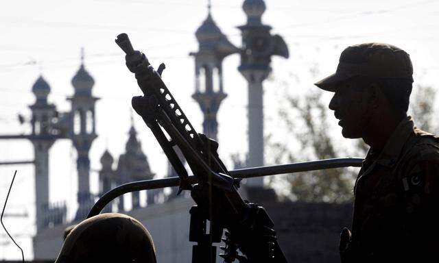 Taliban greifen Flughafen Peshawar