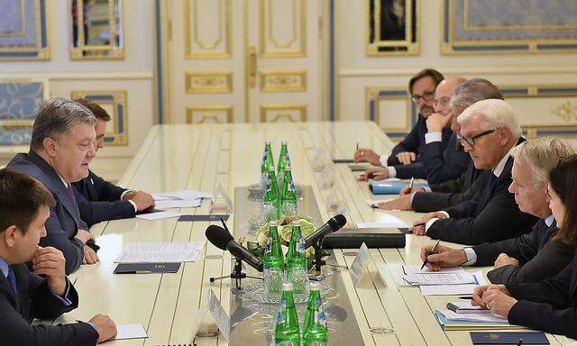 Präsident Petro Poroschenko mit den Außenministern aus Deutschland und Frankreich