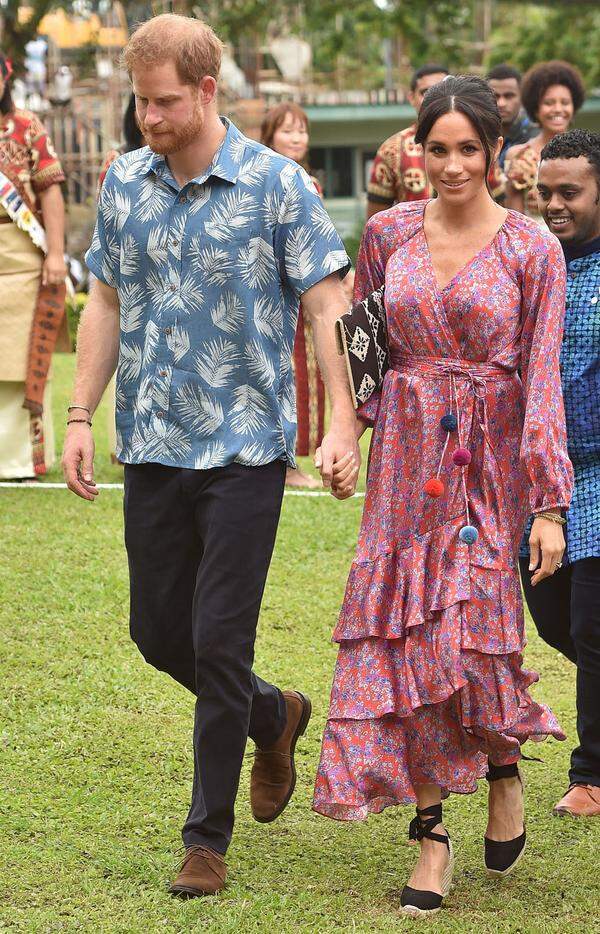 In Suva, der Hauptstadt Fidschis, hatten Prinz Harry und Herzogin Meghan am neunten Tag ihrer Reise einiges auf dem Programm. So sahen sie sich etwa die University of the South Pacific an.