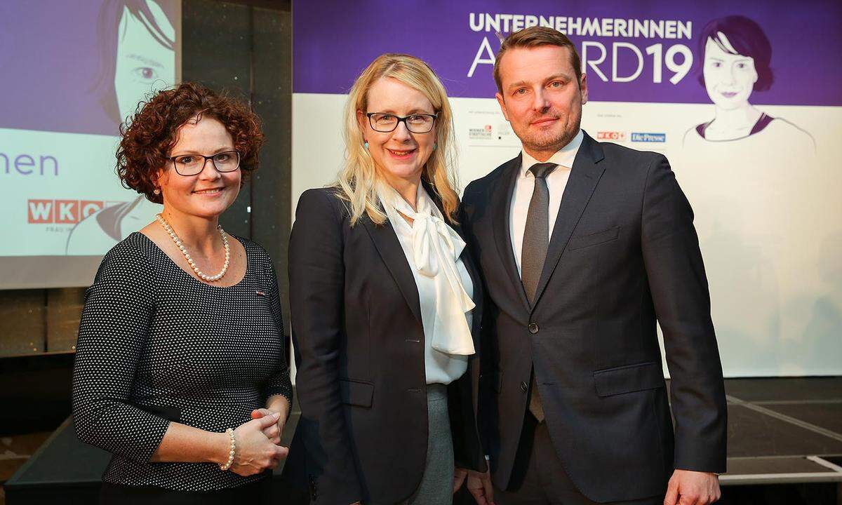 Elisabeth Zehetner-Piewald, Bundesgeschäftsführerin WKO Junge Wirtschaft, Bundesministerin Margarete Schramböck, Herwig Langanger, Vorsitzender der Geschäftsführung „Die Presse“