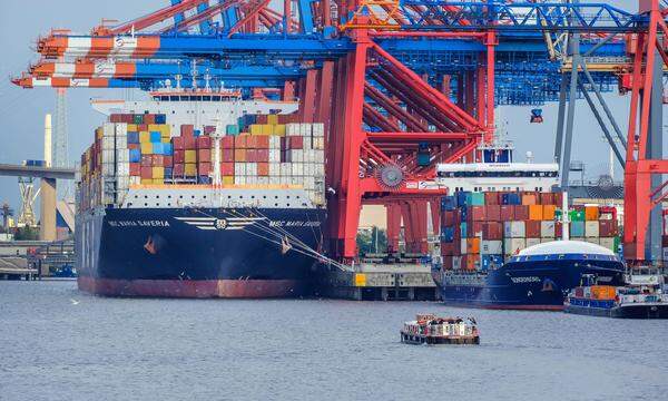 Containerschiffe im Hamburger Hafen. Deutschland wird 2023 in die Rezession rutschen.