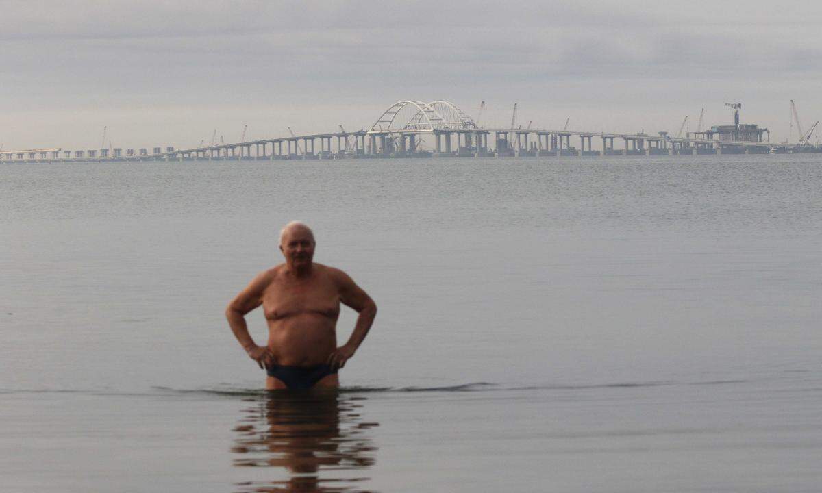 Die Brücke über die Meerenge von Kertsch verbindet das russische Kernland mit dem beliebten Urlaubsziel Krim, denn Russland hat keinen direkten Landweg dorthin.    