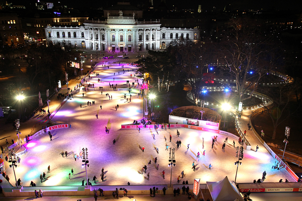 Erstmals ist der gesamte südliche Teil des Rathausparks in die Veranstaltung integriert. Die schmale Eisbahn namens Traumpfad, die sich durch den Park schlängelt, wurde auf einen Kilometer erweitert.