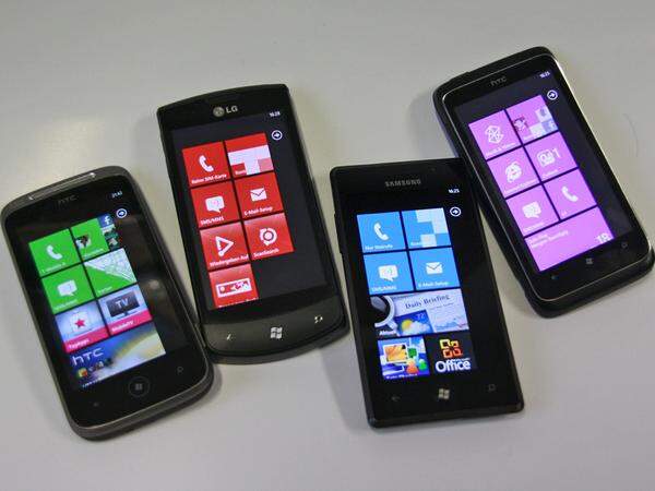 Microsoft hat sich gehörig ins Zeug gelegt. Im Vergleich zum alten Windows Mobile 6.5 ist Windows Phone 7 durchaus auf Augenhöhe mit der Konkurrenz. Um sie deutlich zu übertreffen hat es aber nicht gereicht. Erfreulich ist die flotte Reaktionszeit des Touchscreens und die präzise Eingabe. Erfrischend ist auch Microsofts Herangehensweise mit den flächigen Hubs. Im Vergleich zu anderen Smartphone-Systemen wirkt der Ansatz deutlich moderner und unverbraucht. Kleinigkeiten wie die "Ich komme zu spät"-Funktion zeigen, dass hier wirklich mitgedacht wurde.