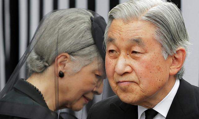 Seit 1989 sitzt der gesundheitlich angeschlagene Kaiser Akihito (hier mit Kaiserin Michiko) auf dem Chrysanthementhron.