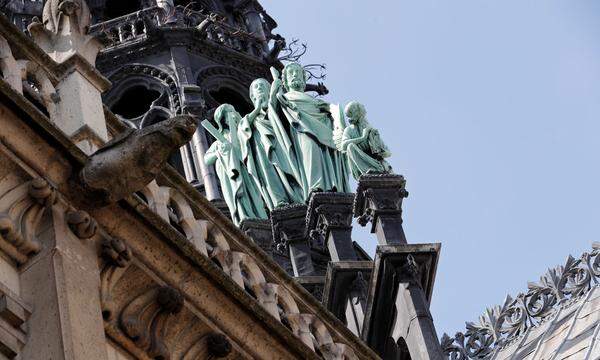 Gutes Timing: Nur vier Tage vor dem Brand wurden die Bronzestatuen der zwölf Apostel und vier Evangelisten im Zuge der Renovierungsarbeiten vom Dach des Gebäudes entfernt.