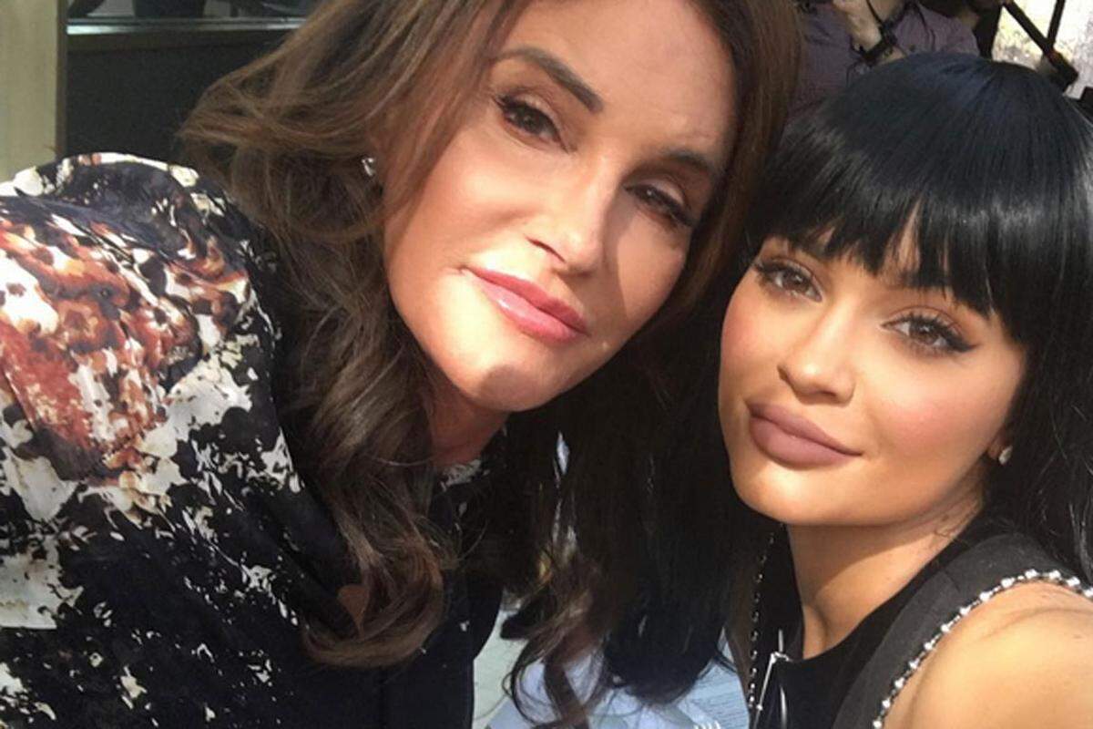 Ihre Tochter Kylie postete ein verfrühtes Selfie von sich und ihrem Vater auf Instagram. Dazu schrieb sie: "Ein frühes Geburtstags-Mittagessen mit Caitlyn Jenner. Herzlichen Glückwunsch, Papa. Was für ein unglaubliches Jahr für dich." 