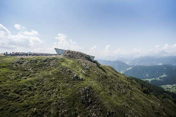Mit der Skiregion Kronplatz in Südtirol (die auch im Sommer zu Wanderungen einlädt) nähern wir uns den österreichischen Grenzen. Übrigens auch was die Preise angeht: Der Tagesskipass dort schlägt mit 54 Euro für einen Erwachsenen zu Buche.