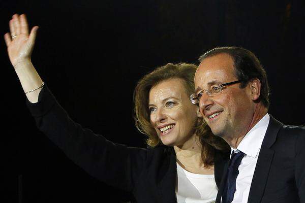 An Hollandes Seite jubelte auch dessen Lebensgefährtin Valérie Trierweiler. "Es wird einige Tage brauchen, bis ich verstanden habe, was passiert ist", sagte die 47-Jährige. Wie sie die Rolle der First Lady ausfüllen wolle, habe sie noch nicht entschieden. "Ich brauche noch ein bisschen Zeit, um darüber nachzudenken."