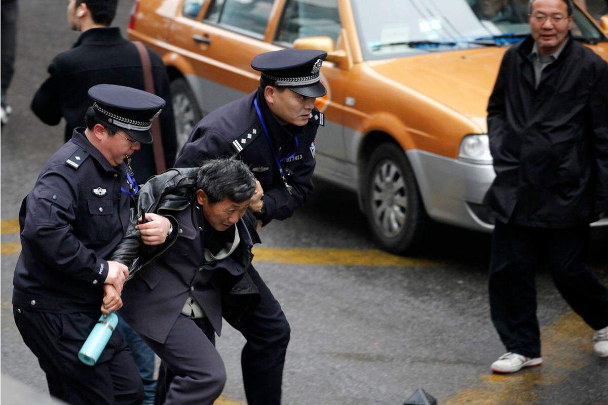 Ende Februar rief die chinesische Website Boxun.com zu erneuten Protesten auf. Die Regierung reagierte mit einem massiven Polizeiaufmarsch. Während der Demonstration wurden mehrere Journalisten festgenommen.