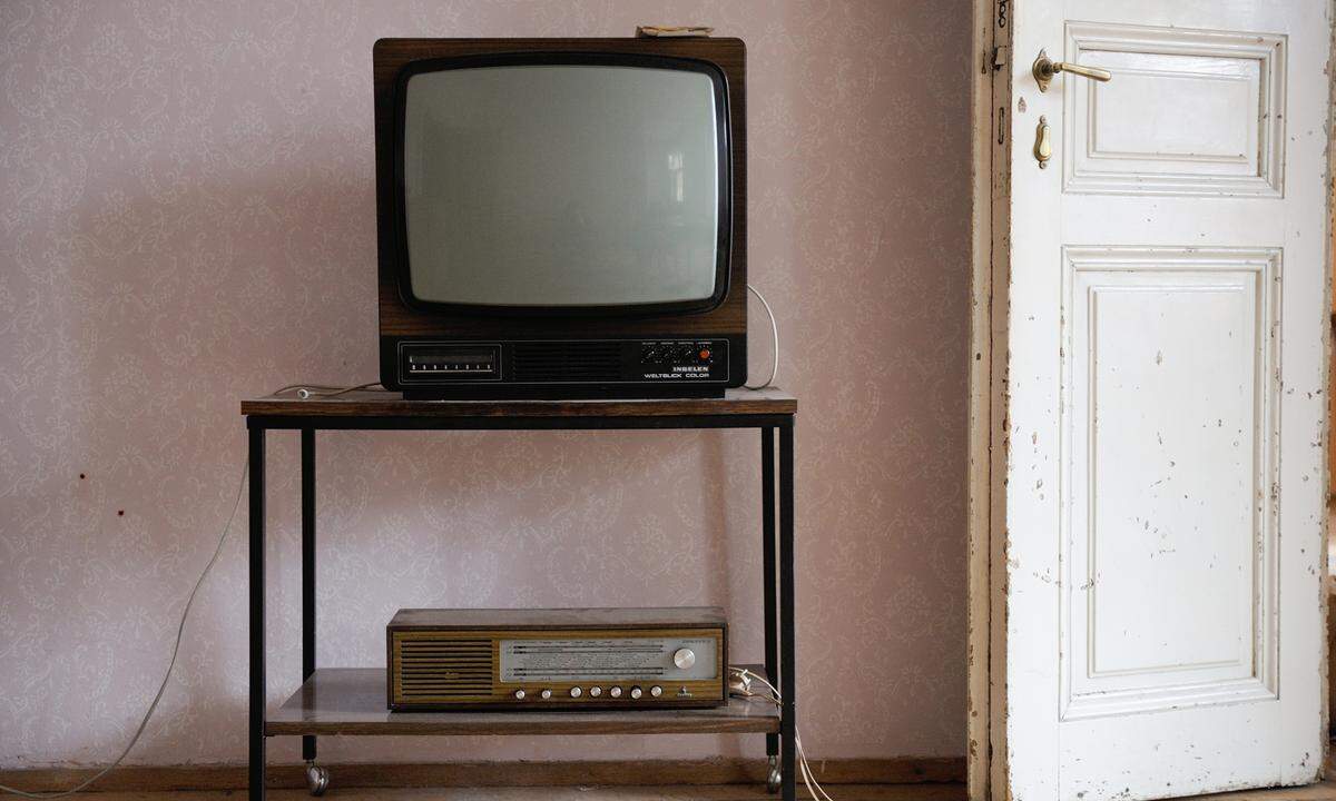 In den 1990er-Jahren hatte in Deutschland jeder Haushalt 1,4 Fernsehgeräte. Heute sind es im Schnitt zwei Geräte. Vom Röhrenfernseher haben wir uns mittlerweile verabschiedet. 