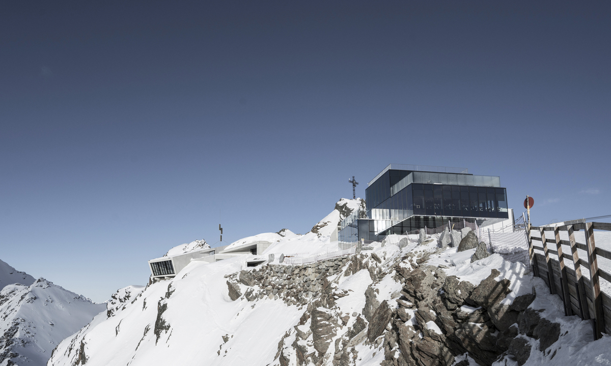 Von „007 Elements“ ist nur ein kleiner, auskragender Teil zu sehen, er bildet mit Ice Q und Bergbahn ein Ensemble.