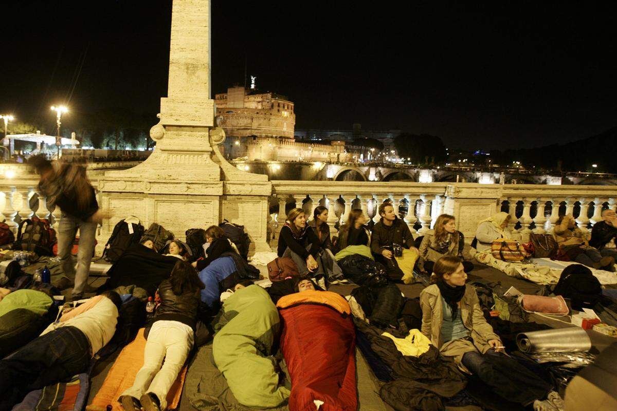 Hunderte Menschen verbrachten die Nacht vor der Seligsprechung in Schlafsäcken auf der großen Zugangsstraße zum Vatikan, der Via della Conciliazione, oder unweit der Engelsburg.
