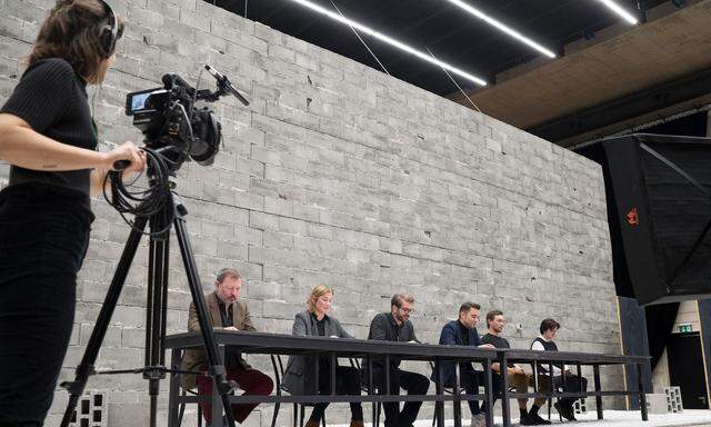  Sechs Mitglieder des Burgtheater-Ensembles lasen vor der Kamera mit verteilten Rollen.