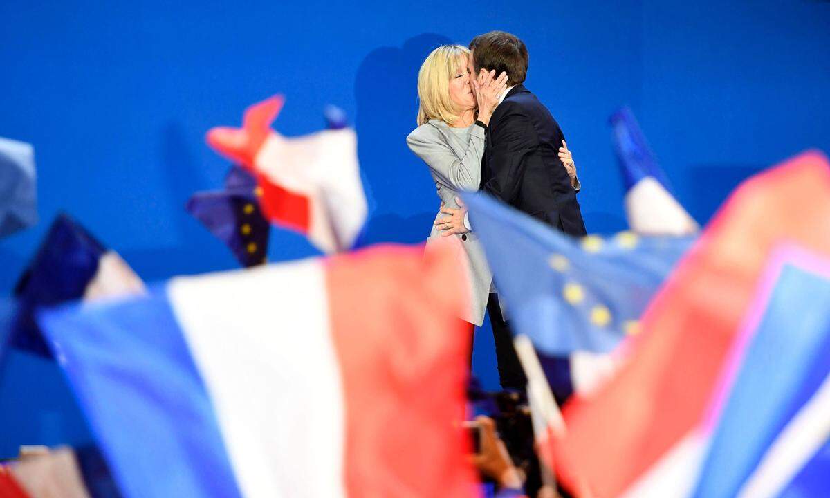 Er hat gute Chancen, der jüngste Präsident Frankreichs zu werden - mit seiner Frau Brigitte Trogneux an seiner Seite.