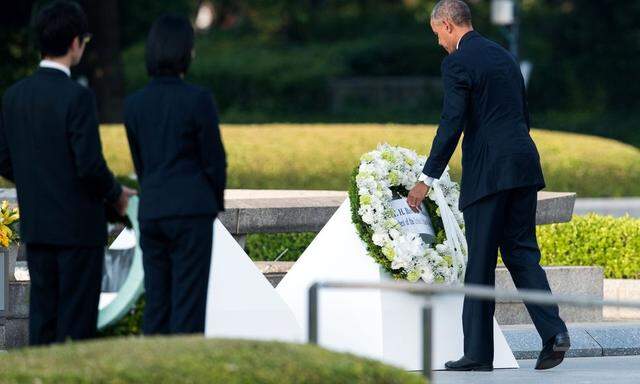 Barack Obama bei der Kranzniederlegung in Hiroshima