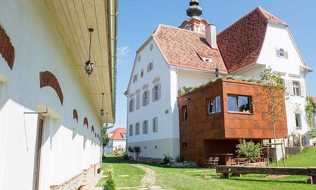 Aus dem Dornröschenschlaf erweckt: Pfarrhof (Restaurant) samt Nebengebäude (Appartements) in St. Andrä im Sausal.