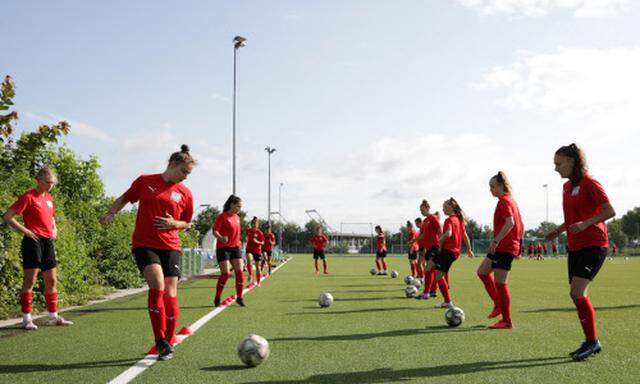 Zweimal täglich trainieren Österreichs talentierteste Fußballerinnen zwischen 14 und 19 Jahren in St. Pölten, die schulische Ausbildung ist darauf abgestimmt. 