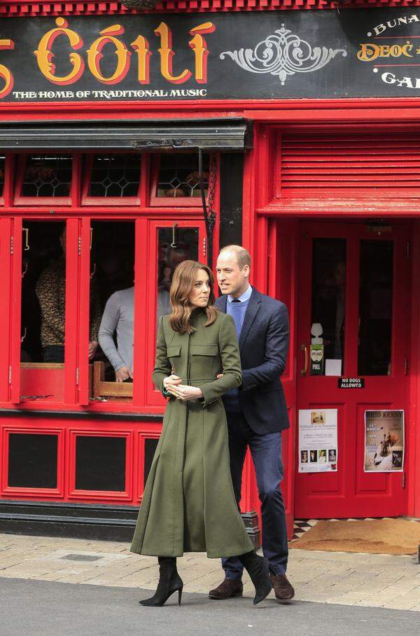 Viele verschiedene Grünnuancen wählte Herzogin Catherine passenderweise in Irland. In Galway trug sie etwa einen grünen Mantel von Alexander McQueen und ein grünes Kleid mit Punkten von Suzannah. Mehr Outfits von der Reise finden Sie hier. 