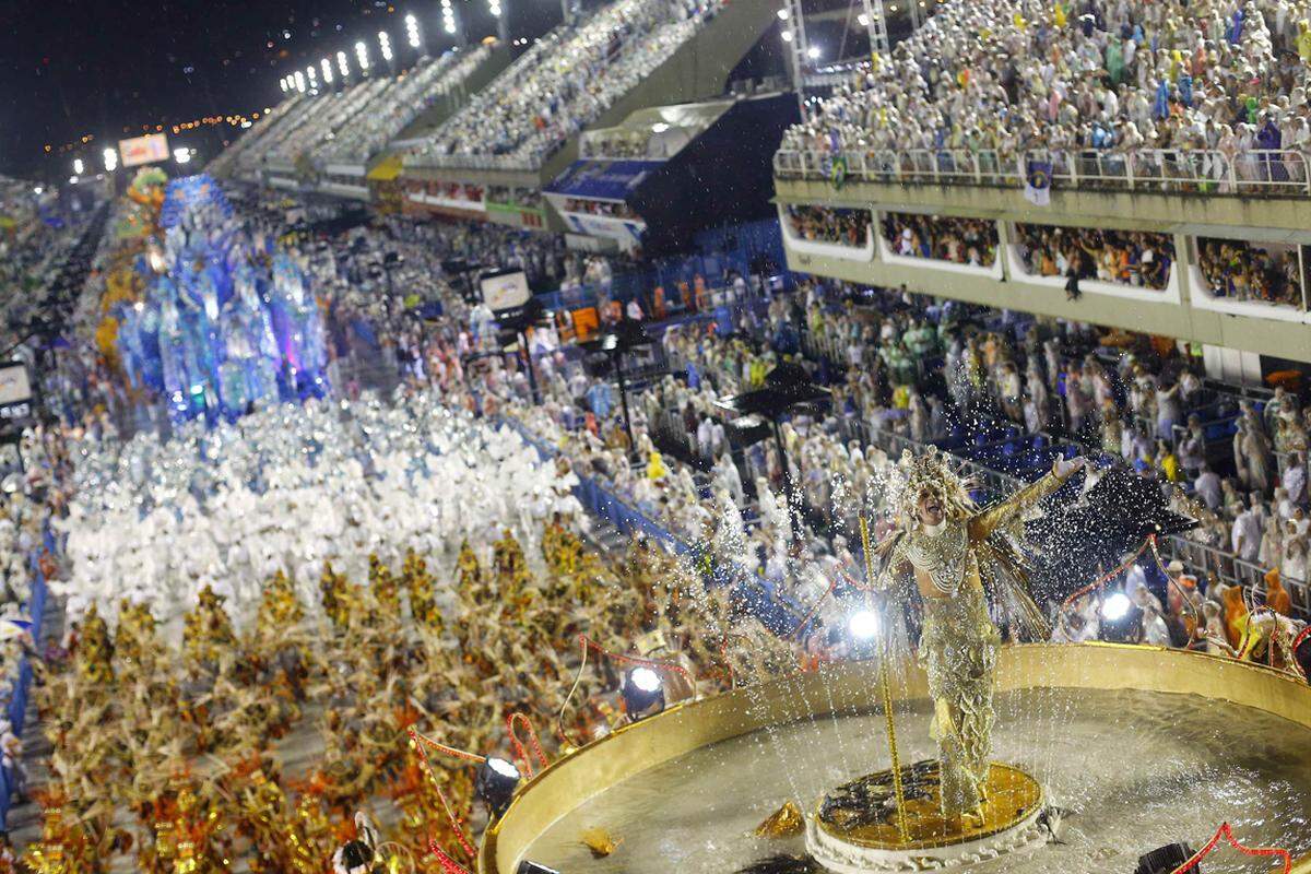 Das größte Faschingsgschnas der Welt ist und bleibt der Karneval in Rio. Mit billigen Witzen hat das alles eher wenig zu tun; eher mit Rhytmus, Tanz, nackter Haut und ganz viel guter Stimmung.