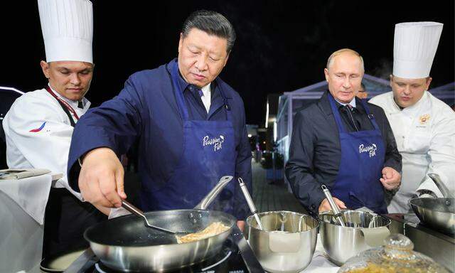Chinas Xi Jinping und Wladimir Putin beim Blini-Backen.