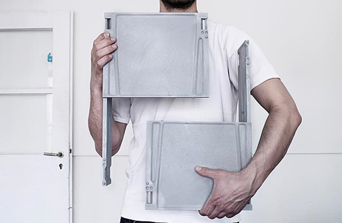 Der Recycling-Gedanke hört bei Freitag nicht beim Produkt auf. Ein winkelförmiges, aus wiederverwertbarem Kunststoff gefertigtes Regal-Element reicht aus, um einen gesamten Shop einzurichten. 4000 Winkel wurden für das Wiener Geschäft zusammengesteckt.