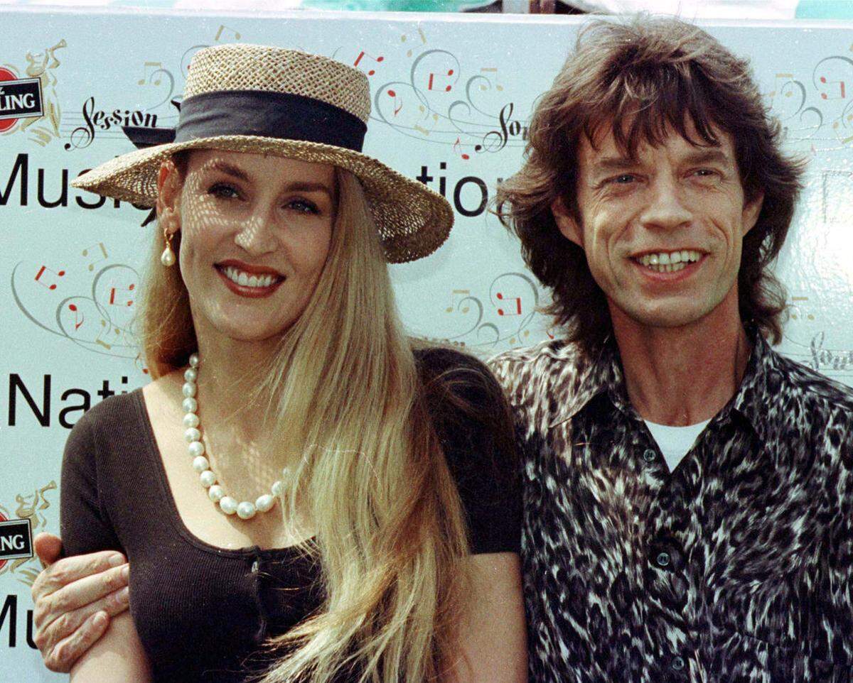 Mick Jagger ist für seine Treue nicht gerade bekannt, der Sänger der Rolling Stones soll seine langjährige Ehefrau Jerry immer wieder betrogen haben, darunter auch mit einem Kindermädchen. In dem Buch "Mick: The Wild Life and Mad Genius of Jagger" heißt es, er hatte mit der Nanny in der Küche Sex, während seine Frau nebenan schlief.