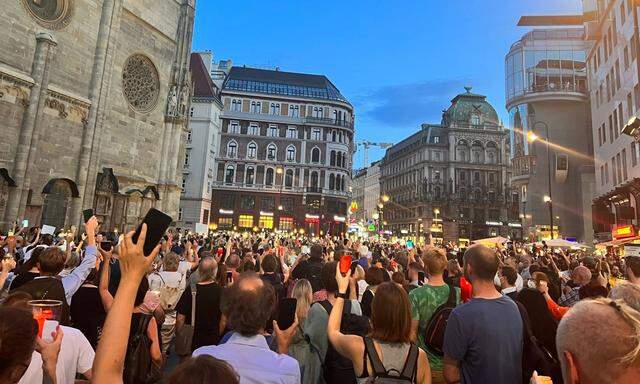 In Stille fand man sich Montagabend auf dem Stephansplatz zur Mahnwache ein.