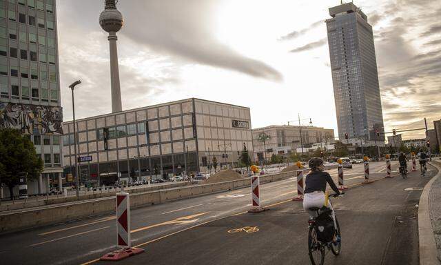 Rettungsmaßnahmen und Steuerausfälle werden auch noch 2022 für tiefrote Zahlen im deutschen Staatsbudget sorgen. Im Bild eine Radfahrerin auf einem Berliner Pop-Up-Radweg. 