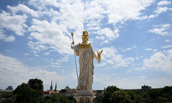 Die Pallas Athene steht wieder vor dem sanierten Parlamentsgebäude am Ring. 