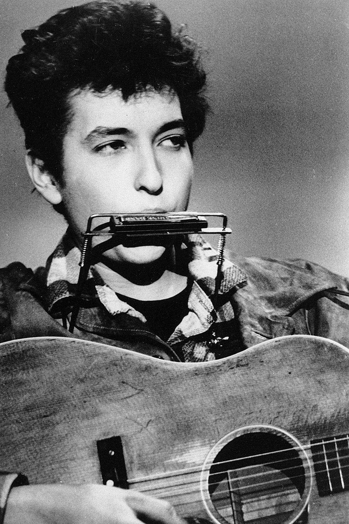 Bob Dylans erstes Album, das er schlicht "Bob Dylan" nannte, erschien 1962. 1963 wurde "Blowin' in the Wind" veröffentlicht. Der Song galt als eine der Hymnen der Folk-Rock-Bewegung und wurde unzählige Male gecovert, unter anderem von Marlene Dietrich. Im Film "Forrest Gump" wird er von Joan Baez gesungen.