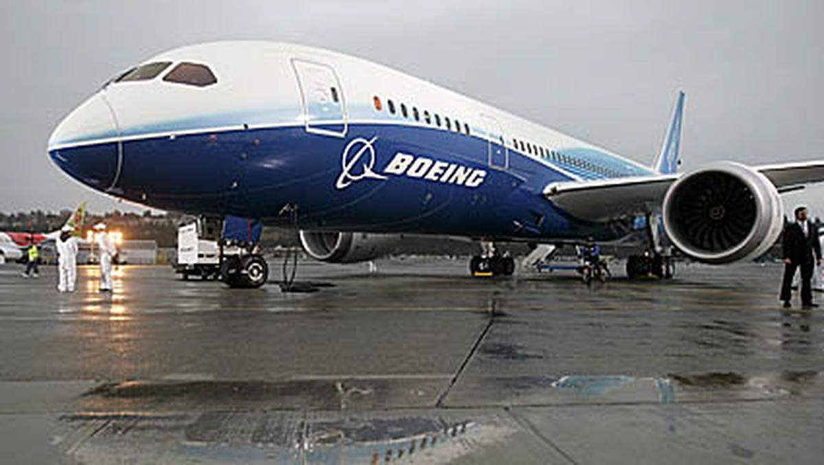 Damit wird der "Dreamliner" zu dem wesentlichen Konkurrenten für den Airbus A350 XWB, der im Jahr 2013 auf den Markt kommen soll. Der B787 ist zu großen Teilen aus modernen Verbundwerkstoffen gefertigt. Sie sind wesentlich leichter als das übliche Aluminium.