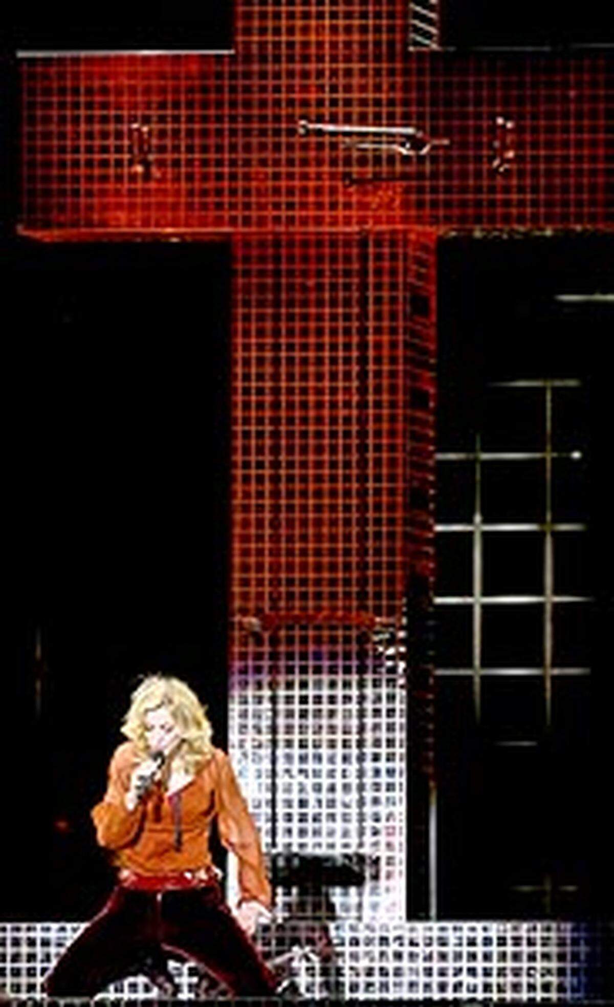An einem schwarzen Kreuz gelehnt sang US-Superstar Madonna bei Konzerten ihrer Europa-Tournee das Lied "Live to Tell". Ihre Fans waren begeistert, die Kirche empörte sich über das "blasphemische Verhalten". Strafanzeigen wurden zwar zurückgewiesen - Proteste gab es dennoch. Die katholische Kirche beharrte auf ihrer Kritik: "Sich als Christus darzustellen, ist eine Anmaßung ohnegleichen", sagte ein Sprecher des Erzbistums Köln.