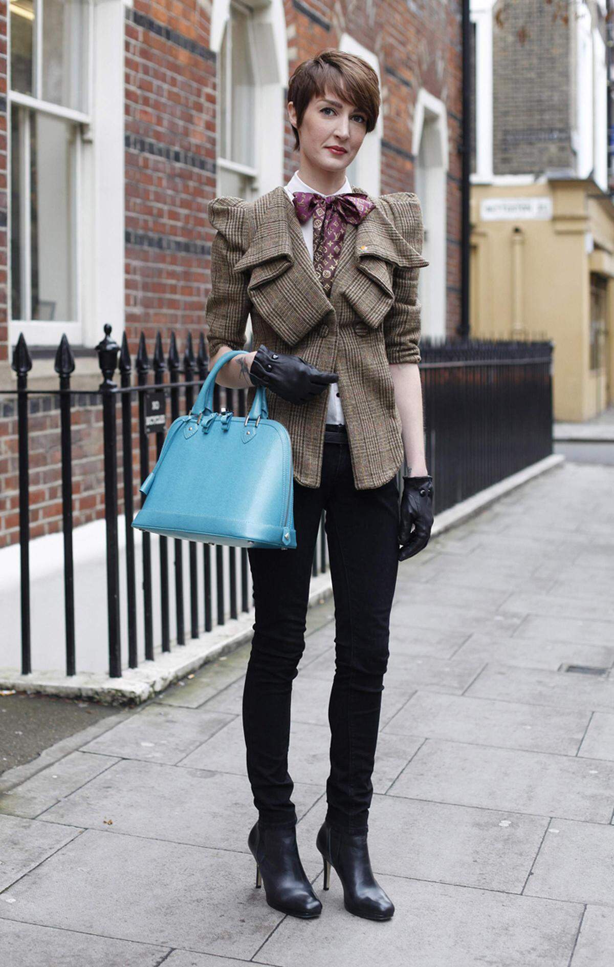 Stylistin und Fotografin Helen Stanley setzt mit einer blauen Tasche Akzente.